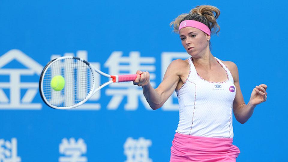 Petenis asal Italia, Camila Giorgi, mengayunkan raketnya di WTA tour, Shenzhen Open, tahun 2017. - INDOSPORT